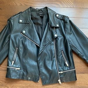 forever 21 black faux leather zip up jacket in size small with  pockets